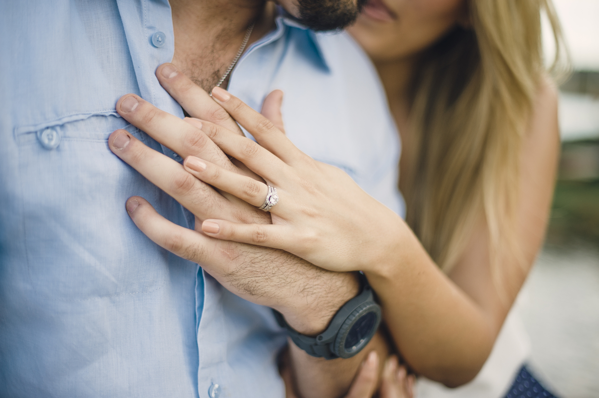 couple engagement picture holding hands | Young couples photography,  Teenager photography, Couple photoshoot poses